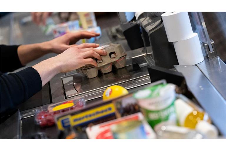 In Frankreich müssen Lebensmitteleinzelhändler Mogelpackungen nun durch einen Hinweis am Regal kennzeichnen.