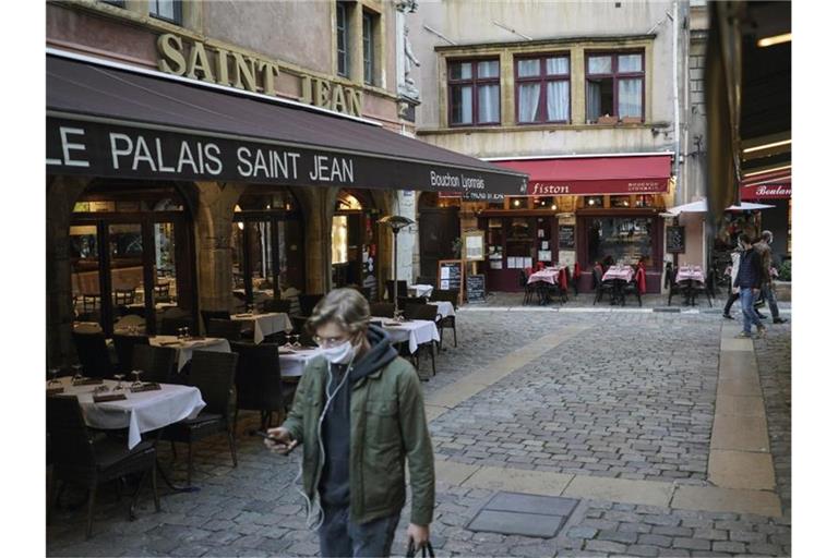 In Frankreich wurden annähernd 27.000 Neu-Infektionen innerhalb von 24 Stunden gemeldet. Foto: Laurent Cipriani/AP/dpa