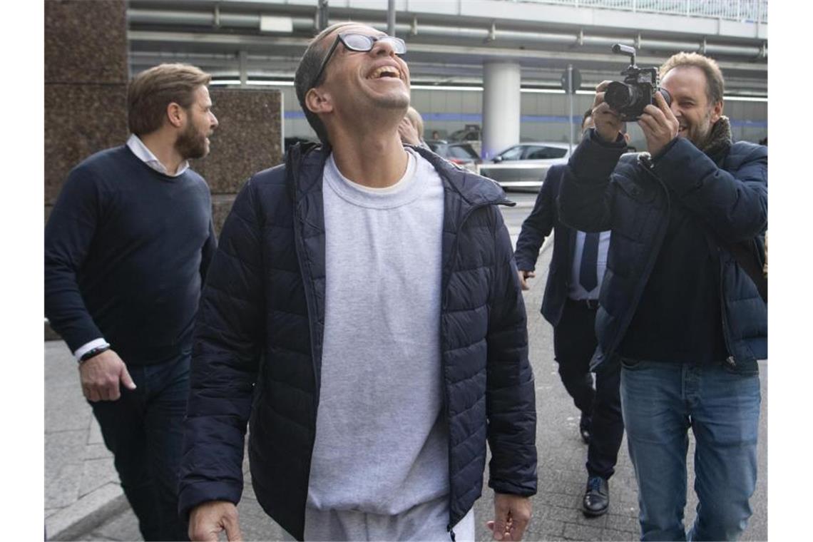 Ex-Häftling Söring wieder in Deutschland: „Froh und dankbar“ In Freiheit: Nach mehr als drei Jahrzehnten in Haft trifft Jens Söring am Frankfurter Flughafen ein. Foto: Boris Roessler/dpa