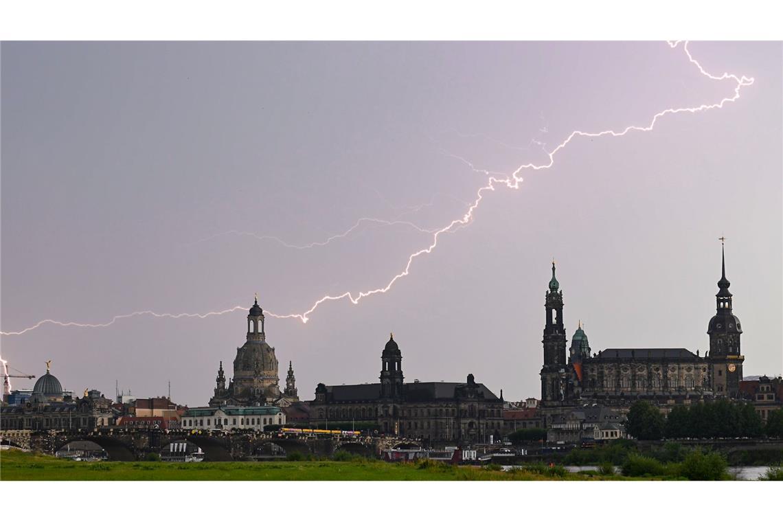 In Gebäuden ist man bei Gewittern sicherer als draußen auf einer Wiese. (Archivbild)