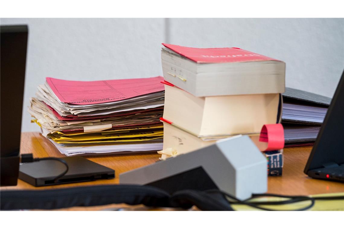 In Gesetzesbüchern lassen sich viele verschachtelte Sätze finden. (Symbolbild)