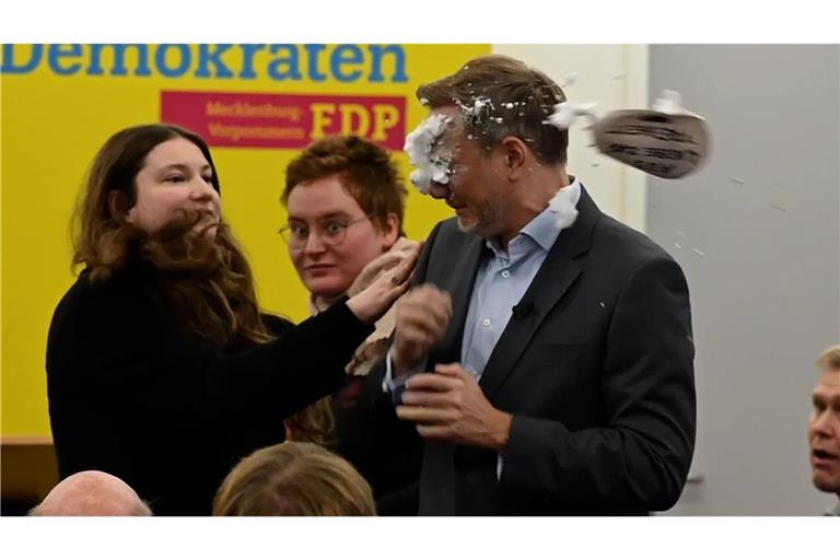 In Greifswald ist Christian Lindner (FDP) im Gesicht mit Schaum getroffen worden.