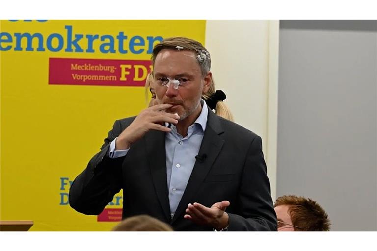 In Greifswald ist Christian Lindner (FDP) im Gesicht mit Schaum getroffen worden.