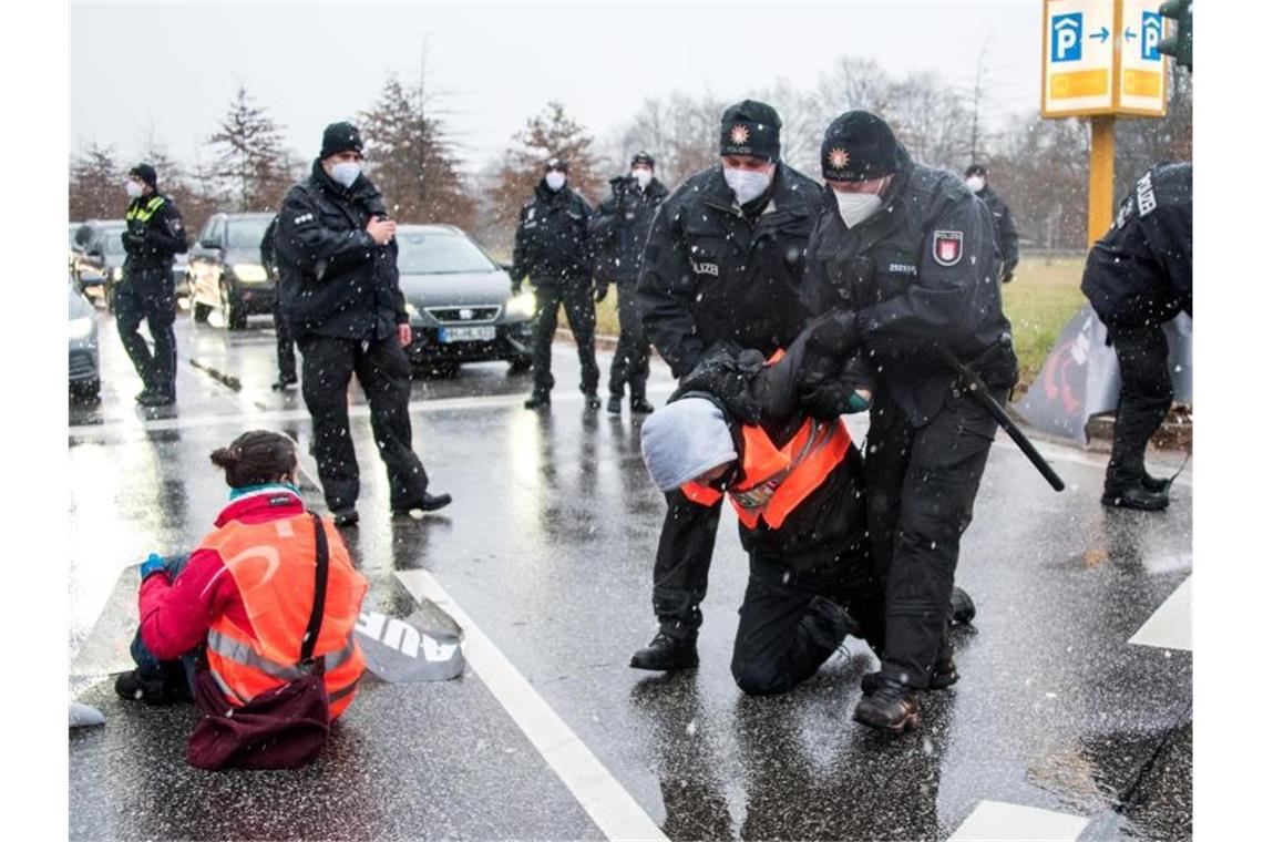 Klimaaktivisten blockieren Straßen In Hamburg blockieren Aktivisten die Abfahrt der Autobahn 24 im Stadtteil Horn. Foto: Daniel Bockwoldt/dpa