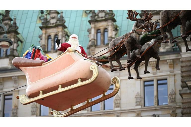 In Hamburg flog der Weihnachtsmann in einem Rentierschlitten über den Markt vor dem Rathaus.