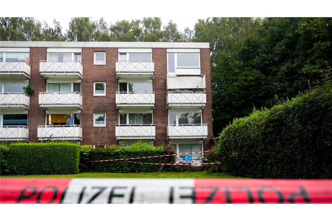 In Hamburg-Langenhorn ist ein Balkon mit Menschen darauf abgestürzt (Foto aktuell).