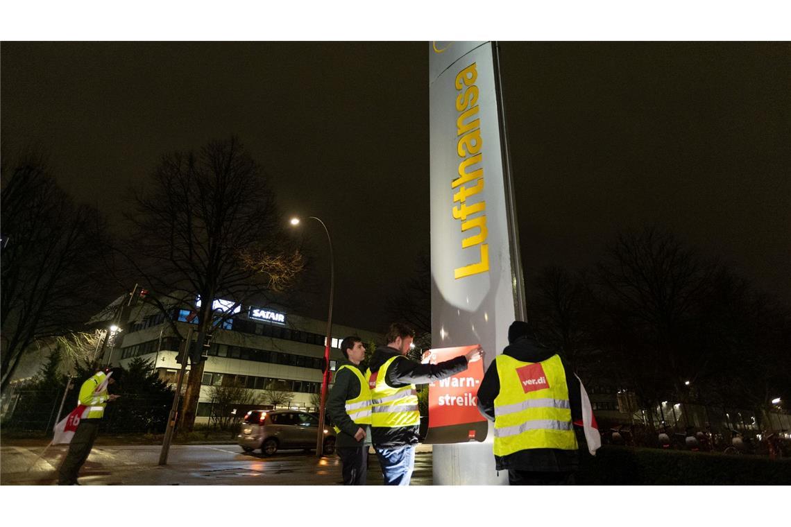 In Hamburg werden Warnstreik-Plakate aufgehängt.