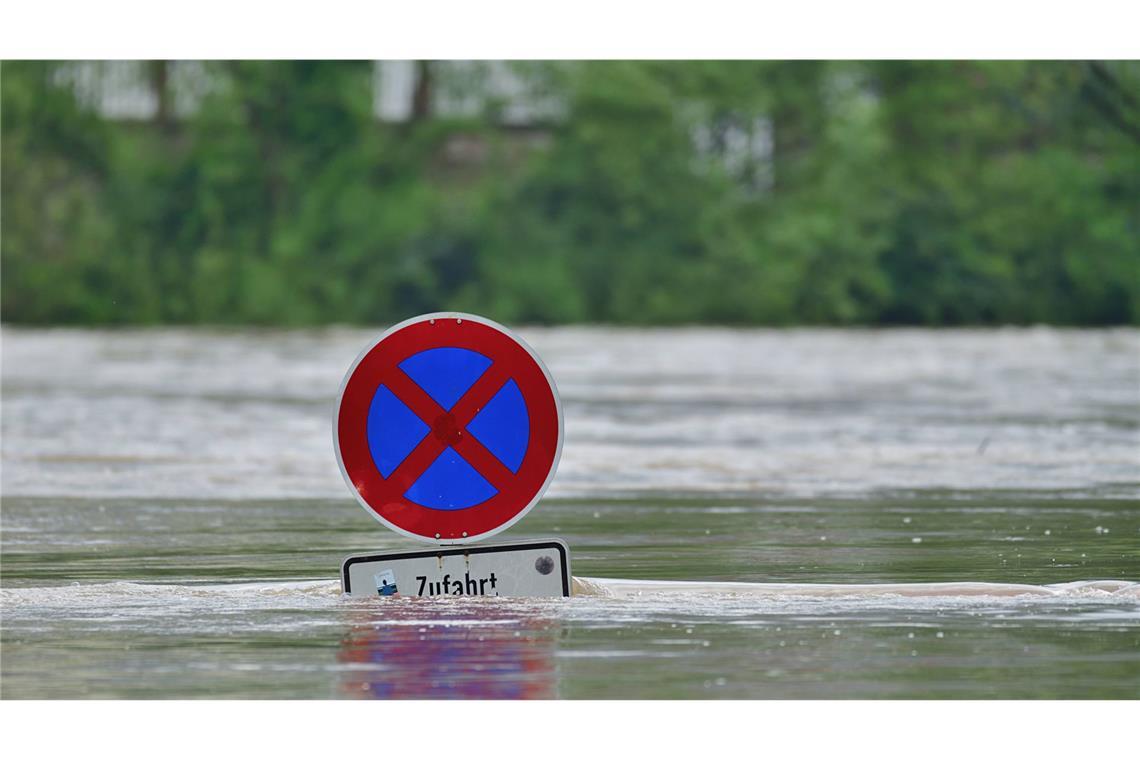 In Heidelberg trat bei einem Pegelstand von ca 3,6m der Neckar im Bereich der alten Brücke über die Ufer und überspülte die Straße.