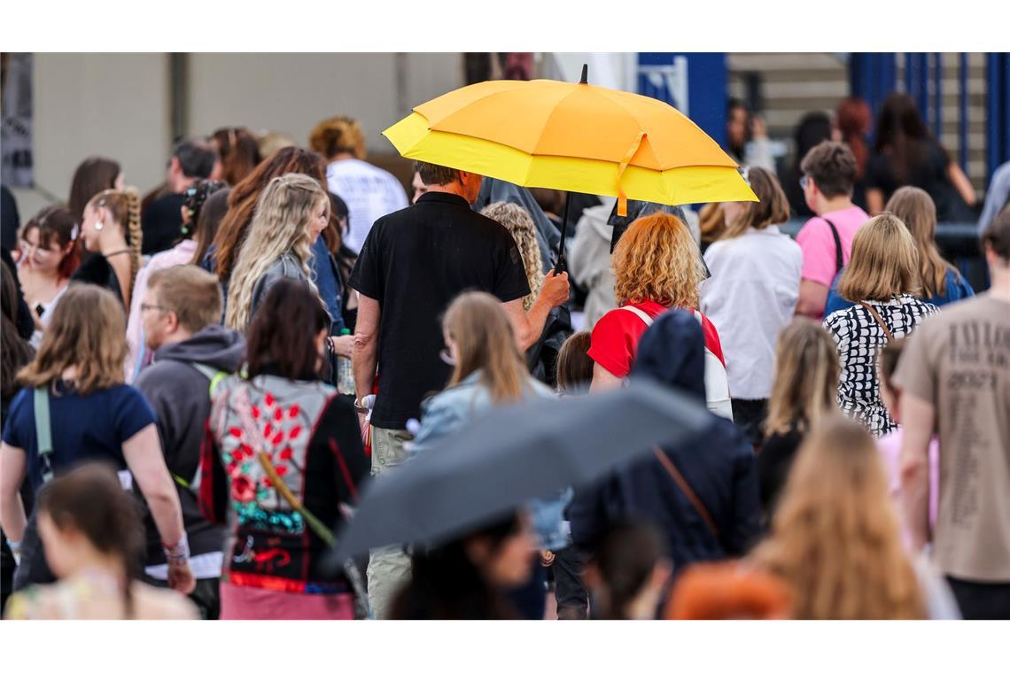 In ihren Konzertoutfits trotzden die Fans auch dem Regen.