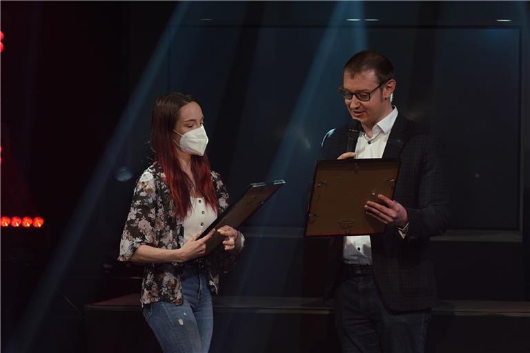 In ihrer Freizeit widmet sich Jazmine aus Aspach dem Gesang. Sie überreicht dem künftigen Oberbürgermeister Maximilian Friedrich einen Support-Award. Foto: S. Ungerer