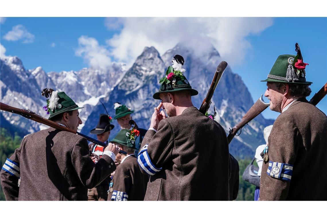 In ihrer traditionellen Tracht nehmen Schützen am 27. Alpenregionstreffen der Gebirgsschützen statt. Gefeiert wird vor der Kulisse des Wettersteingebirges in Garmisch-Partenkirchen.