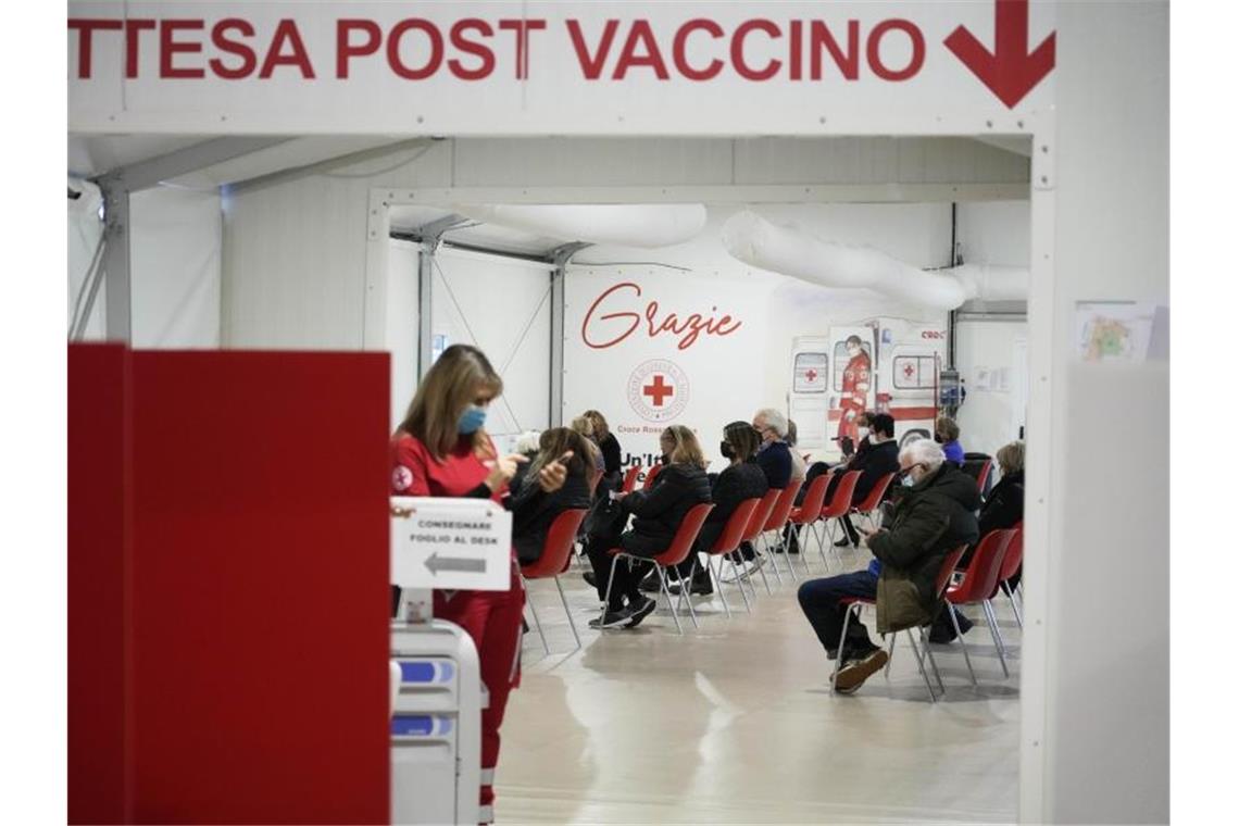 Italien: Impfpflicht für über 50-Jährige in Kraft getreten In Italien gilt von Samstag an für Menschen im Alter von mehr als 50 Jahren eine Corona-Impfpflicht. Foto: Gregorio Borgia/AP/dpa/Archiv