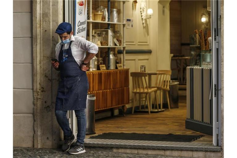 In Italien müssen nun landesweit alle Restaurants und Bars um 18 Uhr für Gäste schließen. Foto: Cecilia Fabiano/LaPresse/AP/dpa