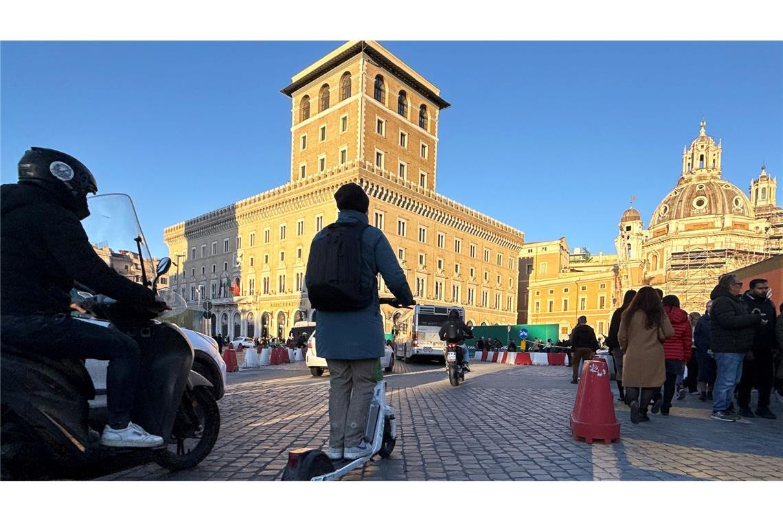 In Italien nicht mehr erlaubt: E-Scooter fahren ohne Helm (Archivfoto).