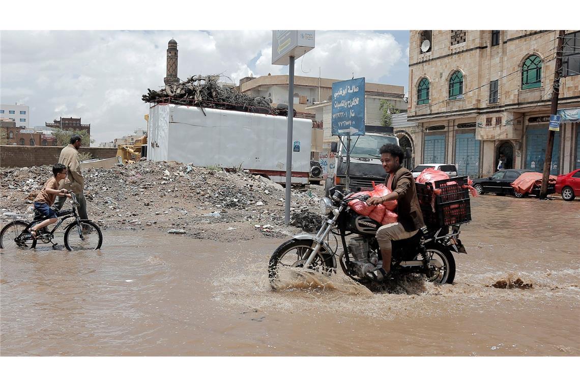 In Jemens Hauptstadt Sanaa sind nach heftigen Regenfällen die Straßen überschwemmt.
