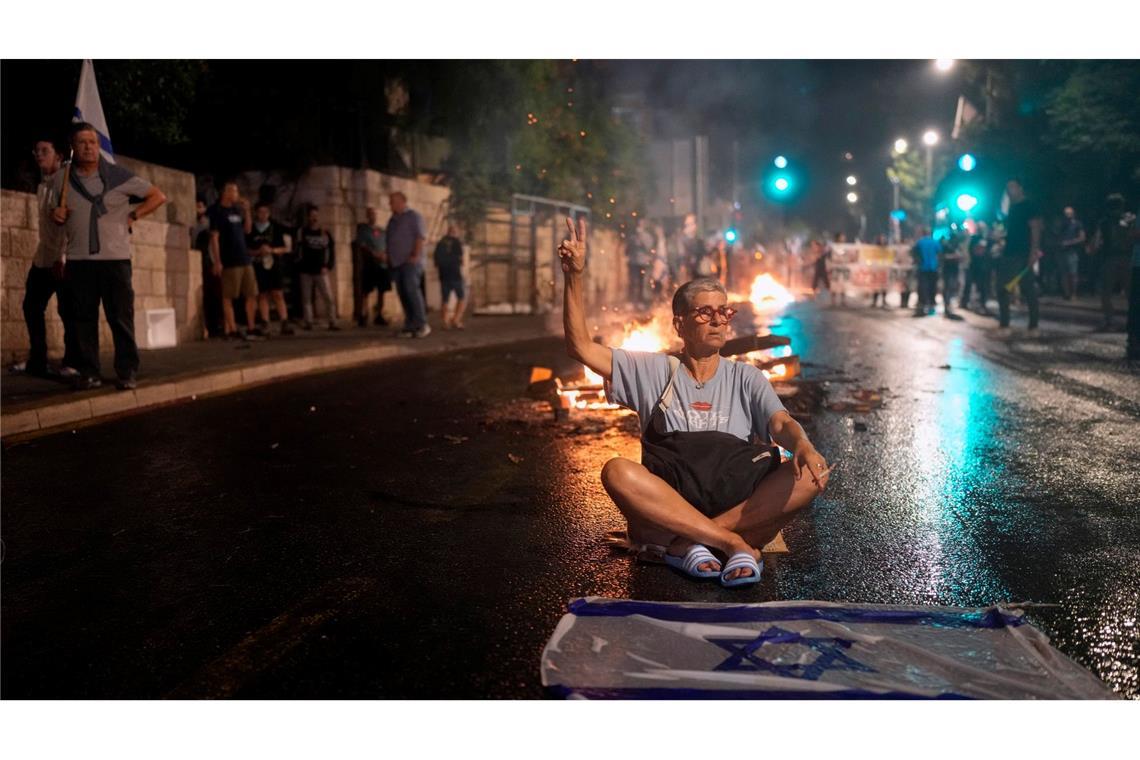 In Jerusalem ist es erneut zu Protesten gegen die Regierung des israelischen Ministerpräsidenten Benjamin Netanjahu gekommen. Tausende fordern Neuwahlen und die Freilassung der Geiseln, die von der Hamas festgehalten werden.