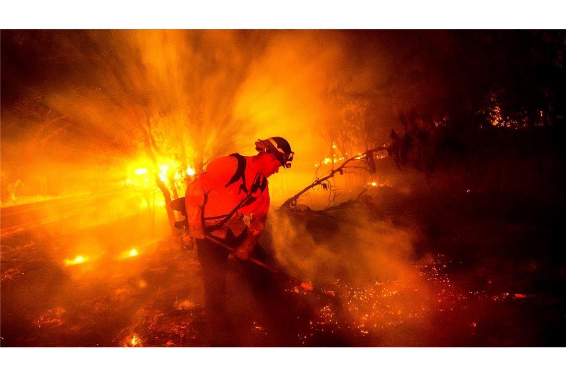 In Kalifornien brennt der Wald. Feuerwehrmann Chris Fritz versucht zu verhindern, dass sich das Aero-Feuer ausbreitet.