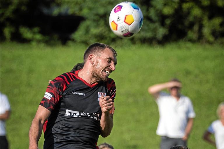 In Löchgau obenauf: Kapitän Julian Geldner und die TSG Backnang. Foto: Alexander Becher