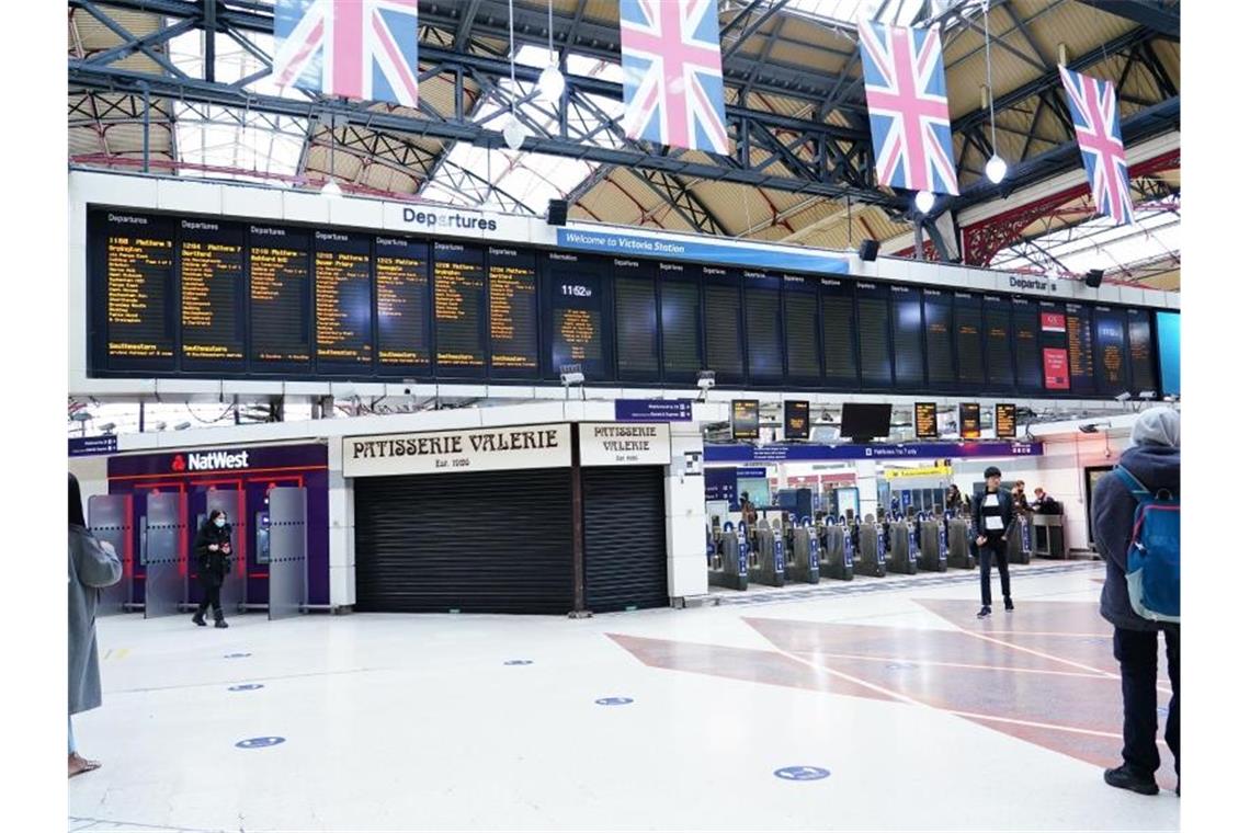 Jeder Zehnte in London mit Corona infiziert In London fallen bereits Züge aus, weil der Krankenstand durch Omikron so hoch ist. Foto: Ian West/PA Wire/dpa