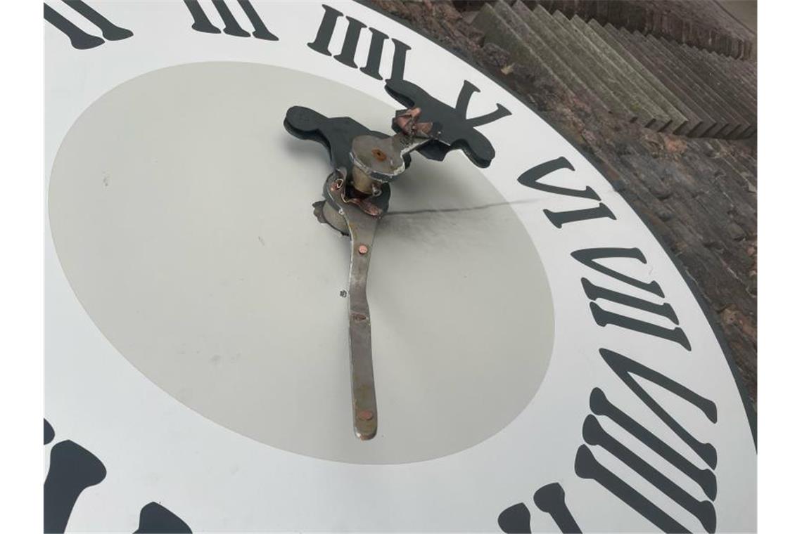 Stundenzeiger von Kirchturmuhr gestohlen In luftiger Höhe haben Unbekannte in Kranenburg den Stundenzeiger dieser Kirchturmuhr abgebrochen und gestohlen. Foto: Kreispolizeibehörde Kleve/dpa