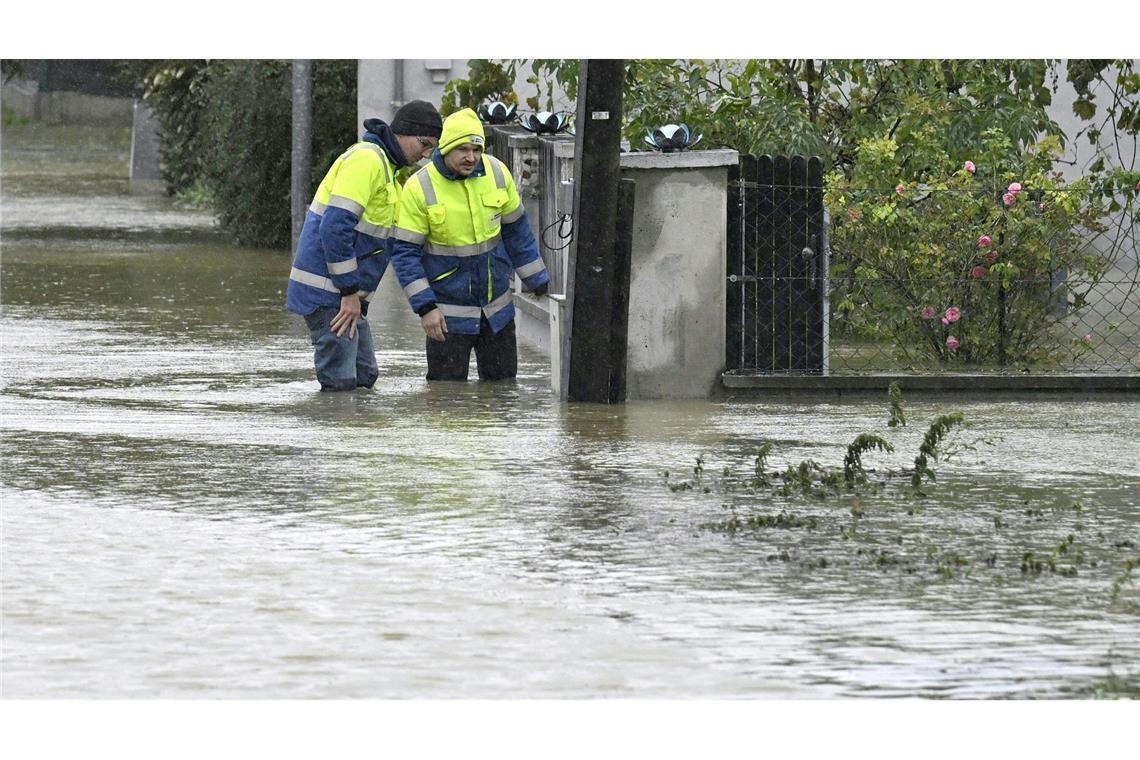 In manchen Straßen in Niederösterreich steht das Wasser kniehoch.