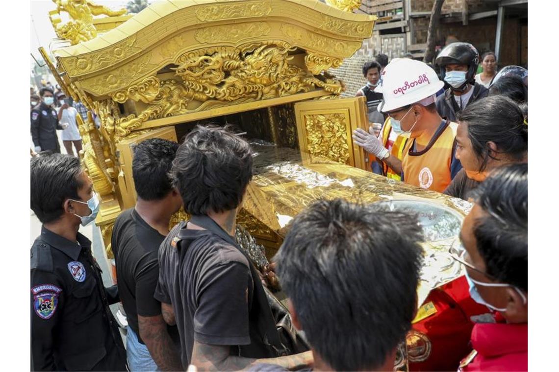 Seit Putsch in Myanmar mindestens 138 Demonstranten getötet In Mandalay wird der Sarg eines Demonstranten in einen Leichenwagen geschoben. Der Mann war am Samstag von Sicherheitskräften erschossen worden. Foto: Uncredited/AP/dpa