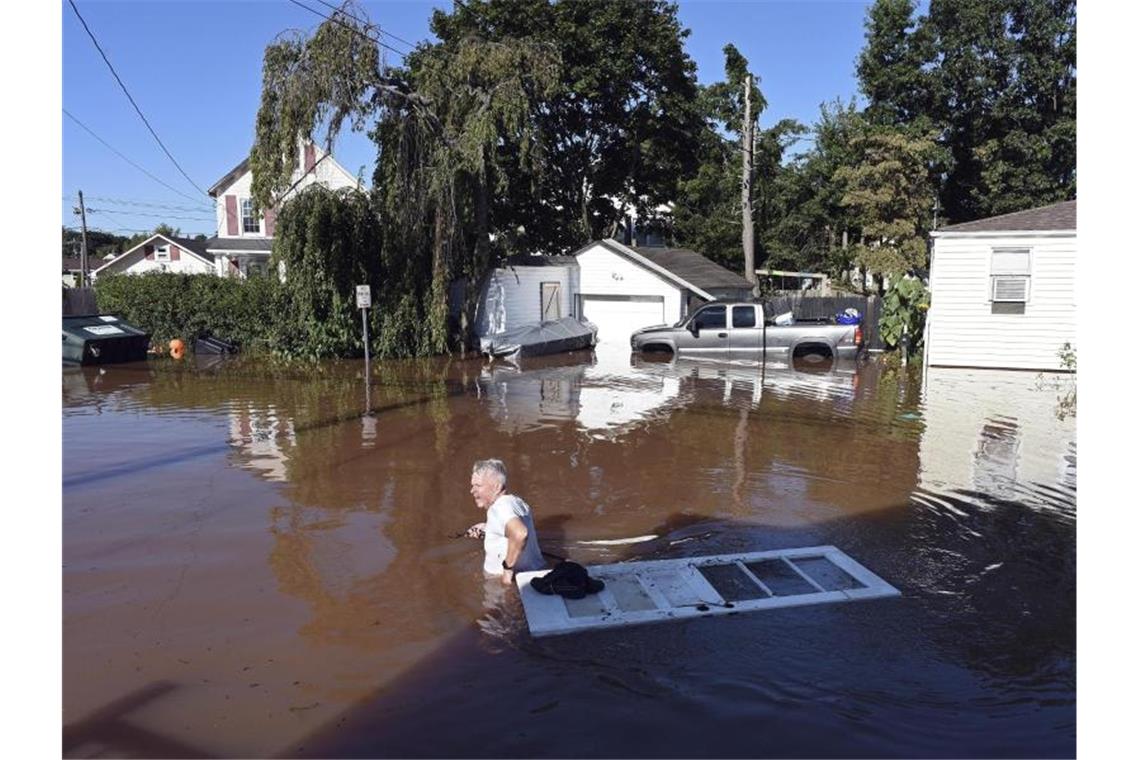 Dutzende Tote nach Hurrikan „Ida“ und Starkregen in den USA In Manville in New Jersey steht das Wasser am Tag nach dem Regen noch immer hüfthoch. Foto: Carlos Gonzalez/AP/dpa