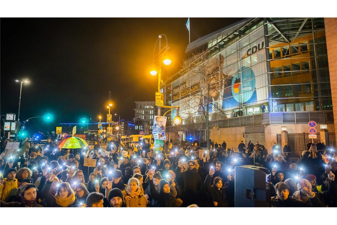 In mehreren Städten demonstrierten Tausende gegen eine Bundestagsabstimmung der Union mit der AfD. (Archivbild)