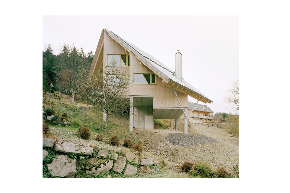 In Menzenschwand im Schwarzwald befindet sich das mit dem „Großen Hugo“ des BDA ausgezeichnete Wohnhaus, das die Stuttgarter Architekten Sonja Nagel und Jan Theissen entworfen haben. Waldgrün . . .