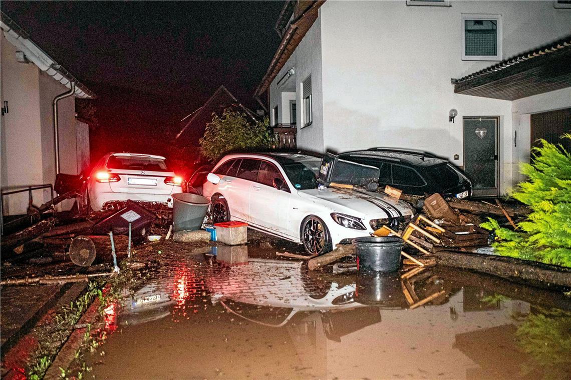 In Miedelsbach wird der kleine Tannbach zu einer reißenden Flut, bei der sogar Autos übereinandergestapelt werden. Für zwei Anwohner kommt jede Hilfe zu spät, sie ertrinken in einem Keller. Foto: 7aktuell.de/Simon Adomat