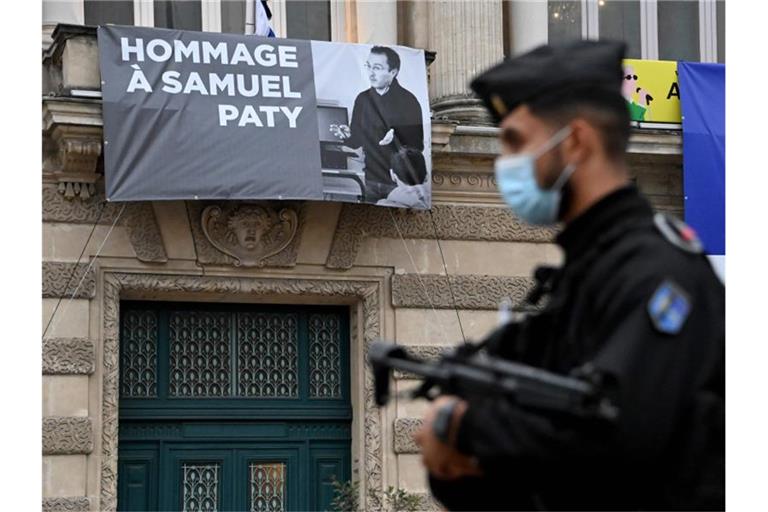 In Montpellier wird des ermordeten Lehrers gedacht. Foto: Pascal Guyot/AFP/dpa