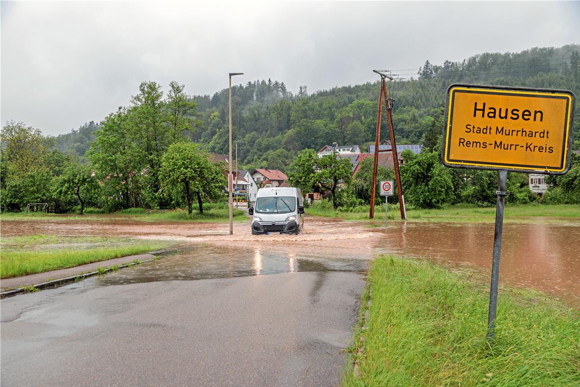 In Murrhardt-Hausen uferte die Murr auf landwirtschaftliche Flächen aus. Ein Sandsackdamm wurde errichtet. Foto: Stefan Bossow