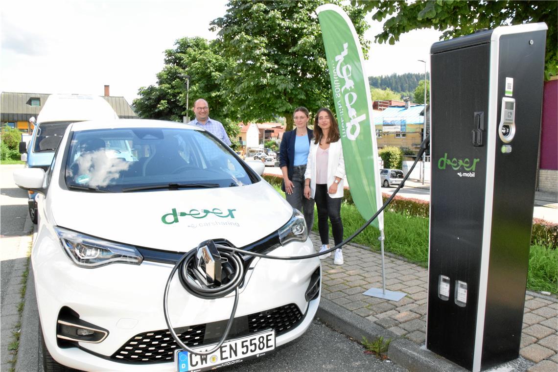 In Murrhardt kann man die Autos von Deer schon seit 2021 mieten. Auf dem Foto sind Bürgermeister Armin Mößner sowie Pia Epple und Angelina Di Stefano von der Firma Deer (von links) bei der Einweihung des neuen Mobilitätsangebots nahe des Bahnhofs zu sehen. .Archivfoto: Elisabeth Klaper