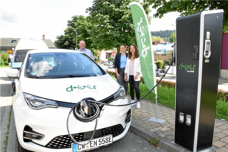 In Murrhardt kann man die Autos von Deer schon seit 2021 mieten. Auf dem Foto sind Bürgermeister Armin Mößner sowie Pia Epple und Angelina Di Stefano von der Firma Deer (von links) bei der Einweihung des neuen Mobilitätsangebots nahe des Bahnhofs zu sehen. .Archivfoto: Elisabeth Klaper