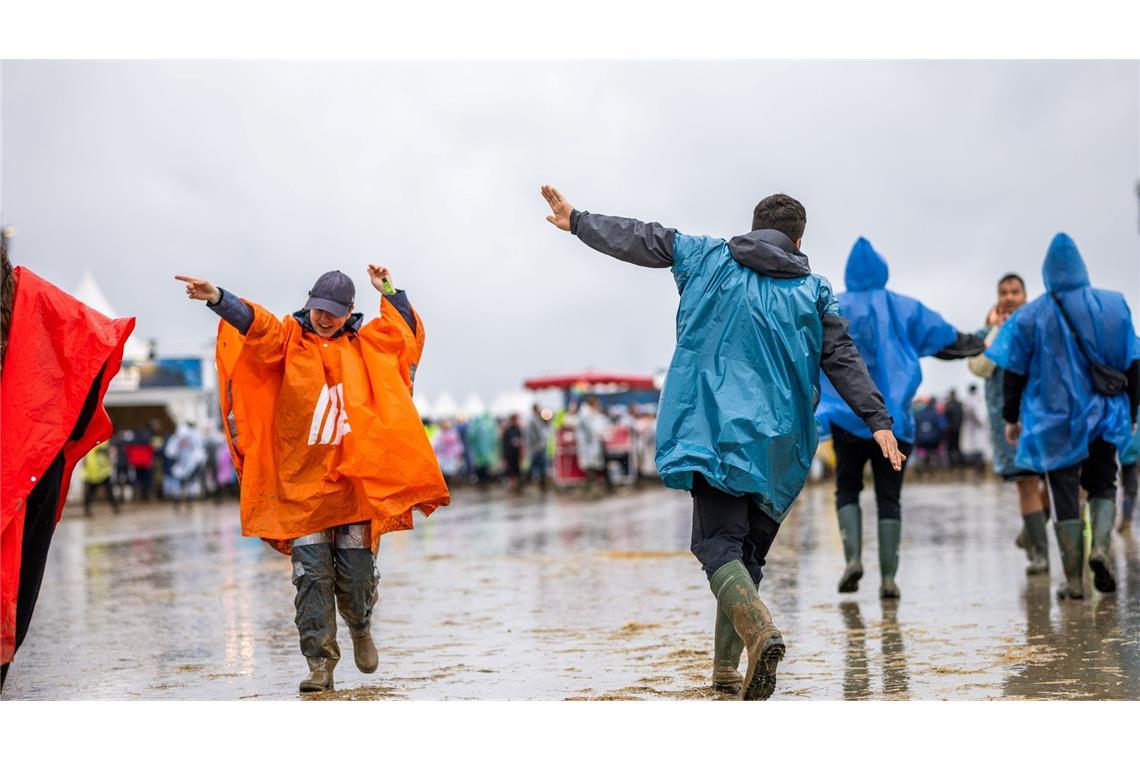 In Neuhausen ob Eck findet das Southside-Festival statt. Trotz Regen sind diese Besucher in Tanzstimmung.