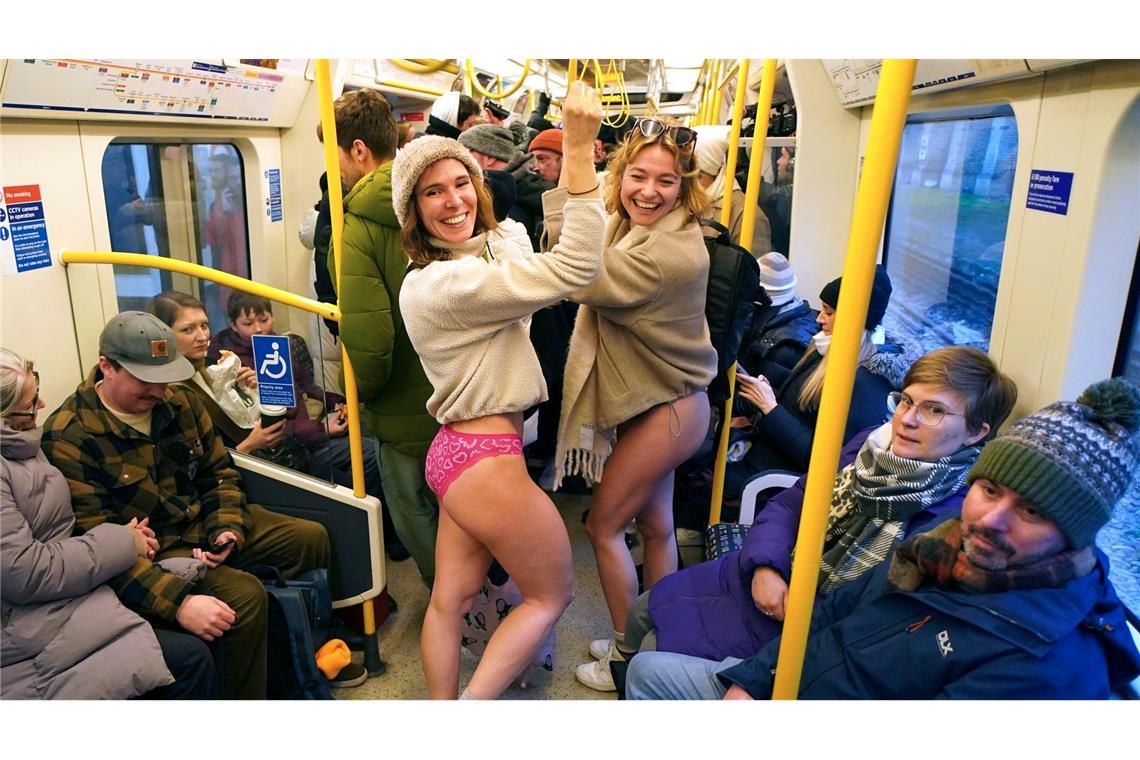 Ohne Hose in die Röhre: Londoner bei "No Trousers Tube Ride"