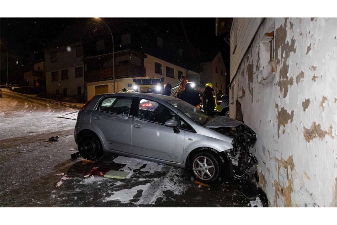 In Oberfranken war dieses Auto mit solcher Wucht gegen eine Hauswand gekracht, dass das leerstehende Gebäude jetzt mit einer Stützkonstruktion gesichert werden muss.