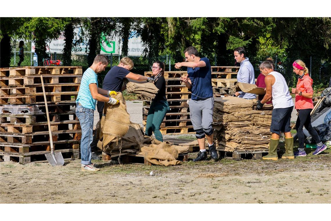 In Österreich helfen Freiwillige beim Befüllen von Sandsäcken.