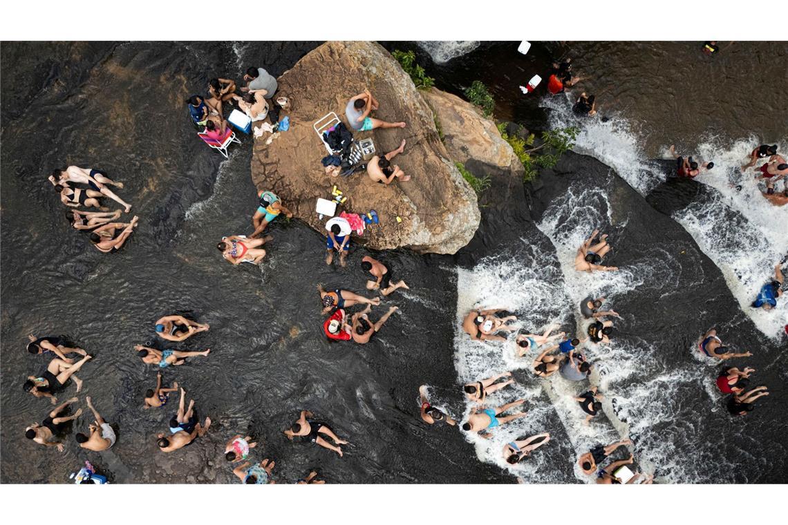 In Paraguay ist jetzt Sommer: Menschen kühlen sich in einem Fluss in Paraguay ab.