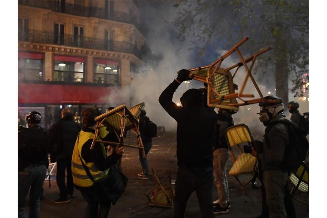 In Paris ist es zu Zusammenstößen zwischen Demonstranten und der französischen Bereitschaftspolizei gekommen. Foto: Alain Jocard/AFP/dpa