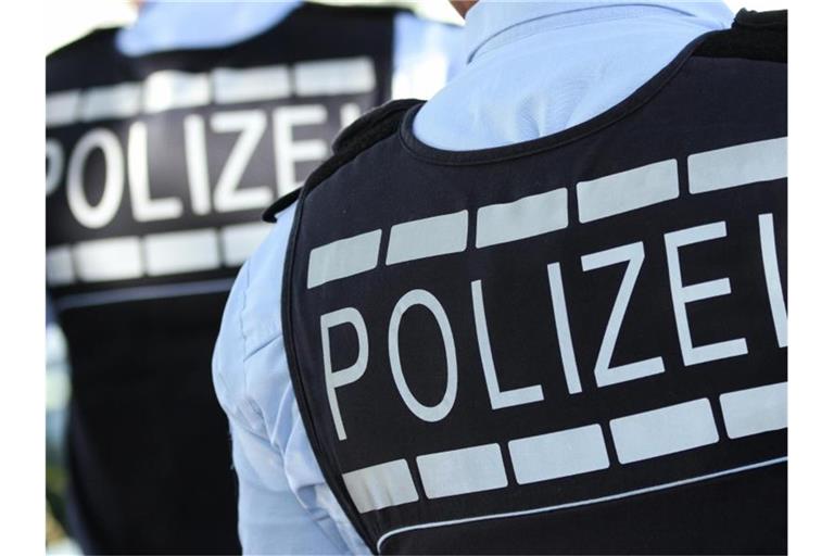 In Polizei-Westen gekleidete Polizisten. Foto: Silas Stein/dpa/Symbolbild