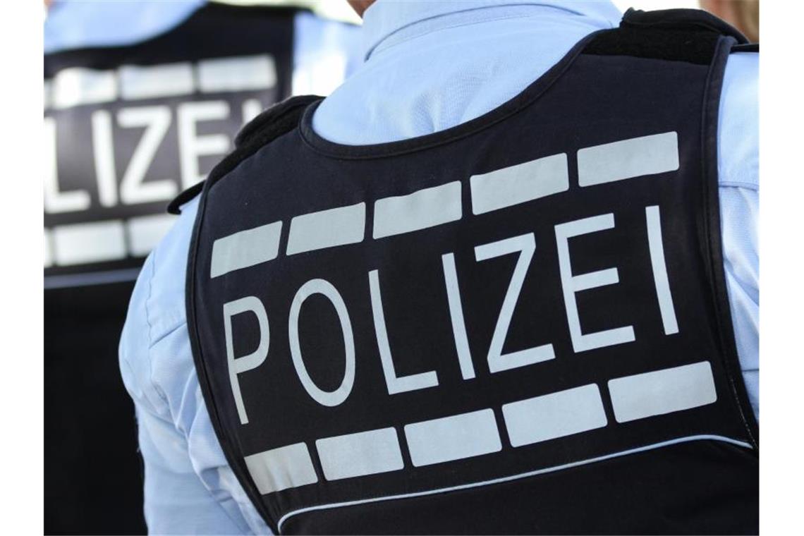 Sehr viele Baden-Württemberger wünschen sich mehr Polizisten In Polizei-Westen gekleidete Polizisten. Foto: Silas Stein/dpa/Archivbild