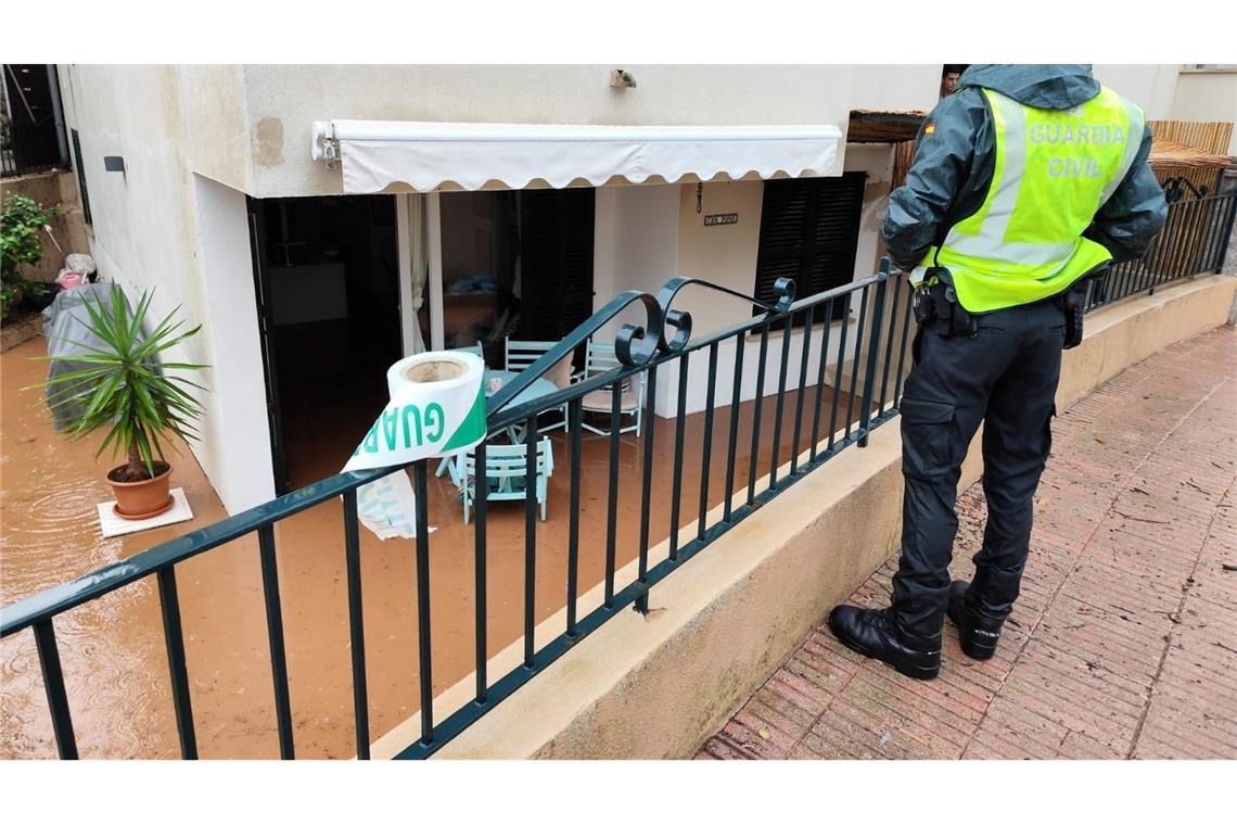 In Port de Sóller musste die Polizei zehn Menschen aus ihrem Zuhause retten, weil das Wasser schon knietief in der Wohnung stand und sich die Tür nicht mehr öffnen ließ.