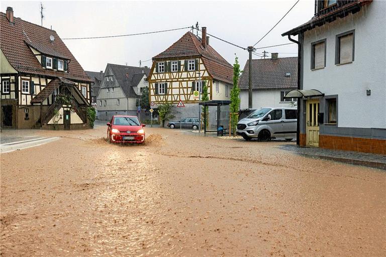 In Rietenau und Großaspach stehen Straßen unter Wasser. Foto: Dietmar van der Linden