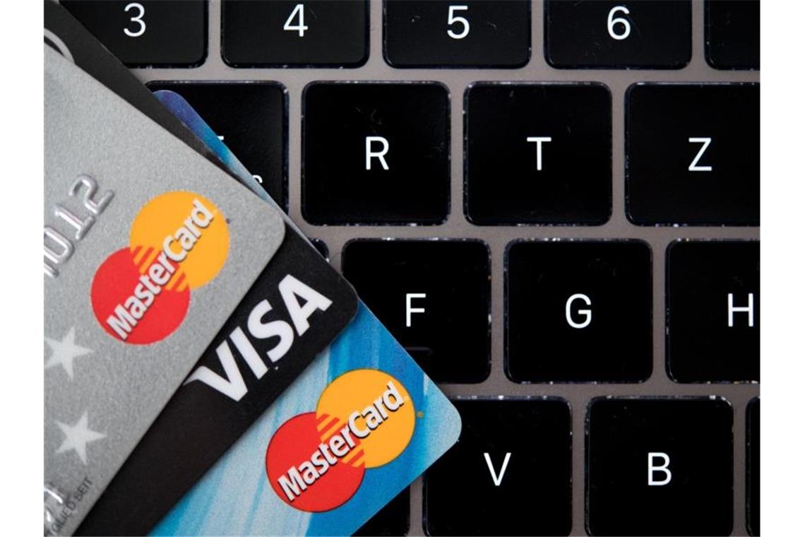 Kreditkartenanbieter stellen Betrieb in Russland ein In Russland ausgestellte Karten von Visa und Mastercard sind vorerst nicht mehr im Ausland einsetzbar. Foto: Monika Skolimowska/dpa-Zentralbild/ZB
