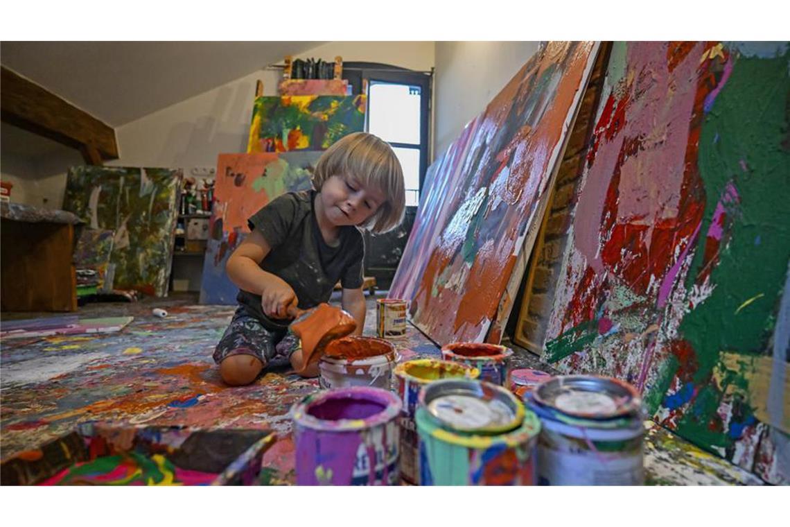 In seinem kleinen Atelier im Dachgeschoss entstehen Kunstwerke, die für mehrere Tausend Euro verkauft werden.
Foto: dpa/Uwe Lein