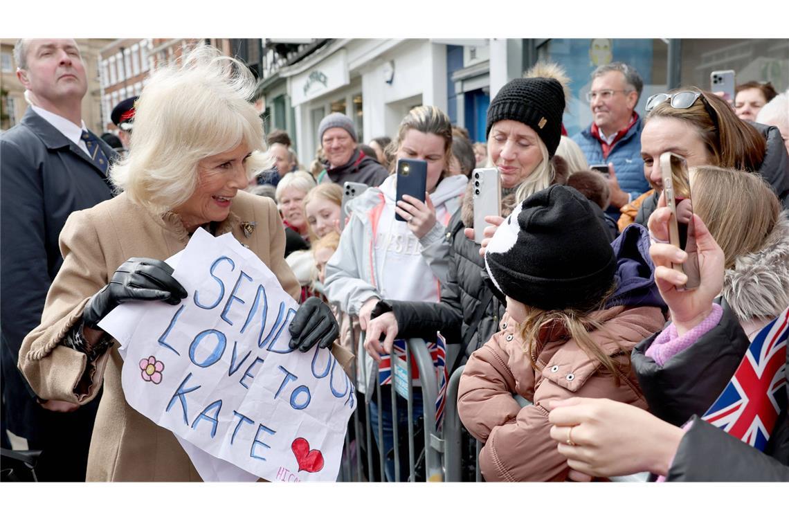 In Shrewsbury nahm Königin Camilla Genesungswünsche für Prinzessin Kate entgegen.