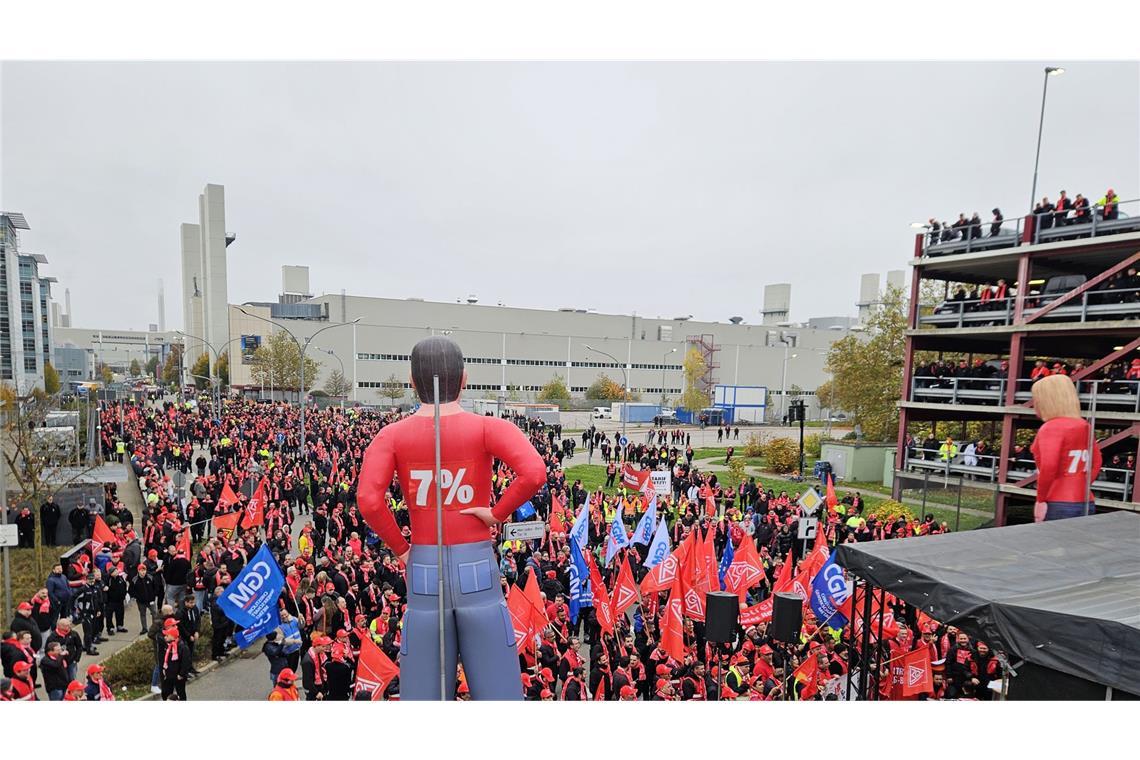 In Sindelfingen versammelten sich viele Beschäftigte zum Warnstreik.