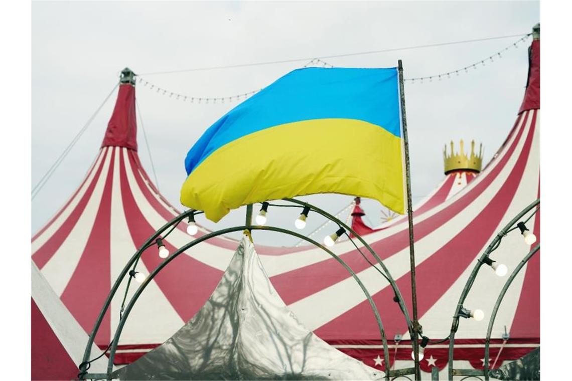 Russische und ukrainische Artisten gemeinsam im Zirkus In Solidarität mit der Ukraine weht am „Moskauer Circus“ in Neuwied die Flagge des Landes. In dem Zirkus treten russische und ukrainische Artisten auf. Foto: Thomas Frey/dpa