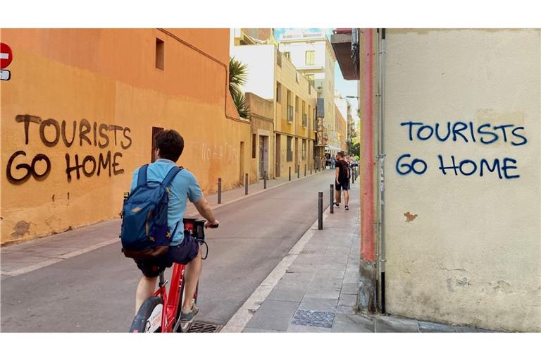 In Spanien steigt der Unmut gegenüber dem Massentourismus. In Barcelona wird die zunehmende Besucherzahl insbesondere für den Mangel an bezahlbarem Wohnraum verantwortlich gemacht.